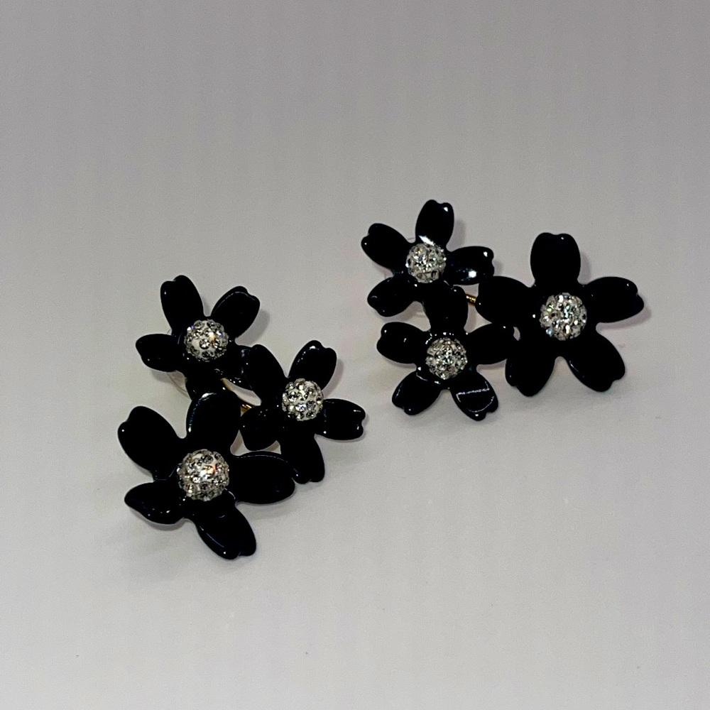 Lele Sadoughi black / stardust center-tri -flower bunch stud earring.